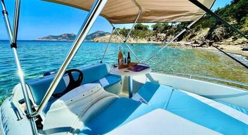 Billet Location de bateau sans permis à Galeria près de Calvi en Corse