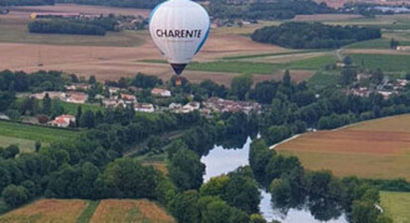 Billet Survol en montgolfière de la région d'Aubeterre-sur-Dronne : plus beau village de France