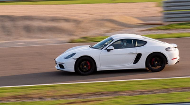 Billet Pilotage de 2 GT : Porsche Cayman S 718 et Audi R8 V10 - circuit de Clastres