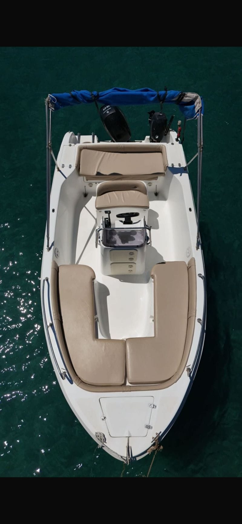 Billet Votre journée à Milos : louez un bateau à moteur pour 9 h de découverte.