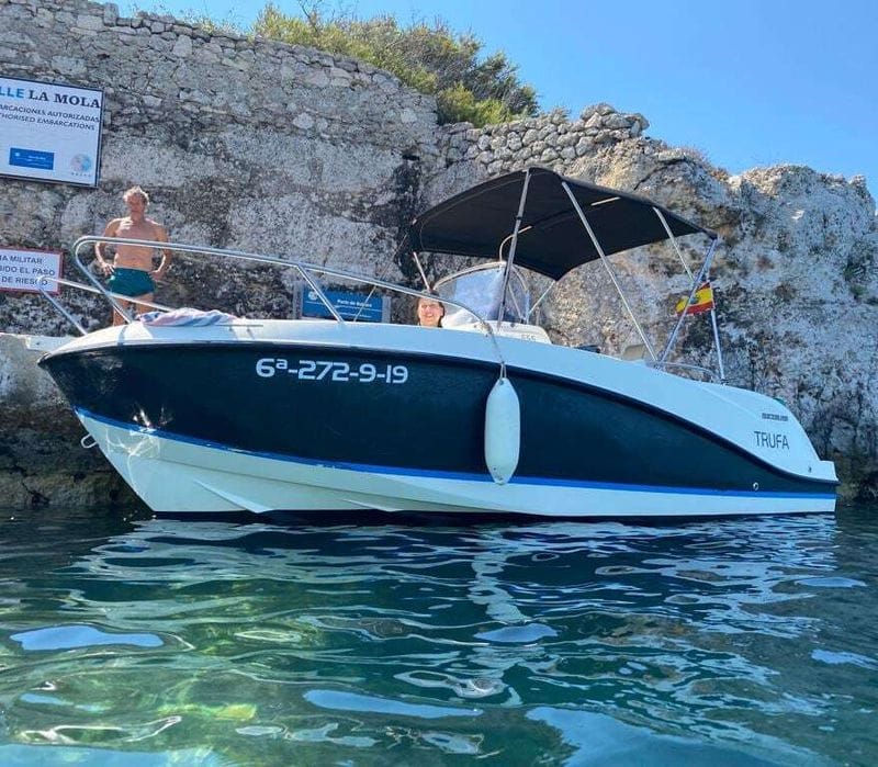 Billet Excursion privée en bateau pour visiter les grottes.