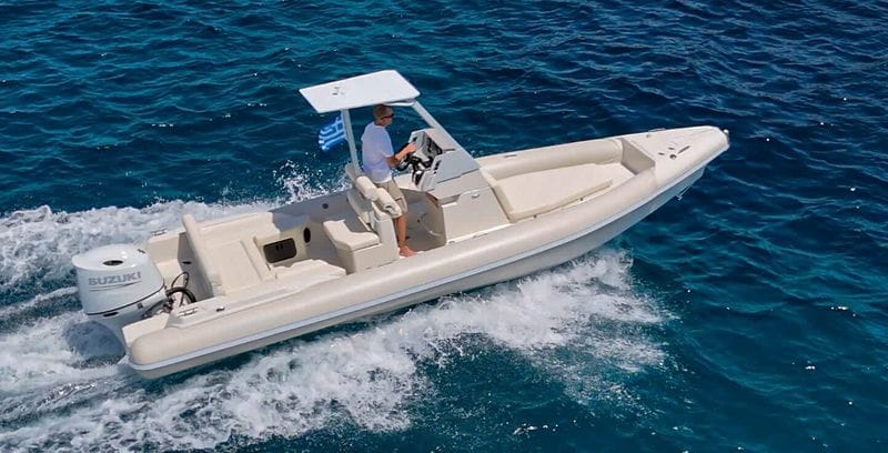 Billet Votre journée à Sifnos : louez un bateau à moteur pour une journée complète de découverte.
