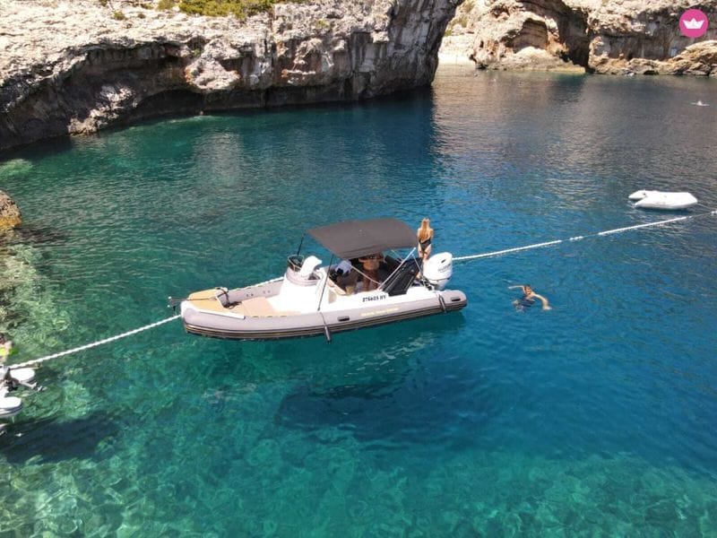 Billet Visite de la grotte bleue et des îles Pakleni depuis le port principal de la ville de Hvar.