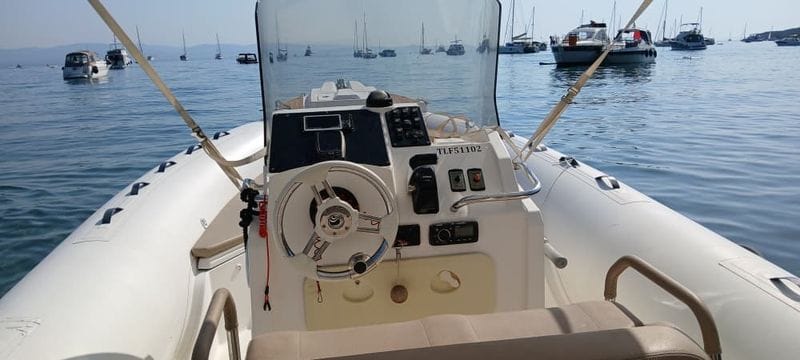 Billet Excursion en bateau avec skipper à Hyères & Porquerolles – Programme libre avec activités nautiques (bouée tractée, scooter sous-marin ou paddle)