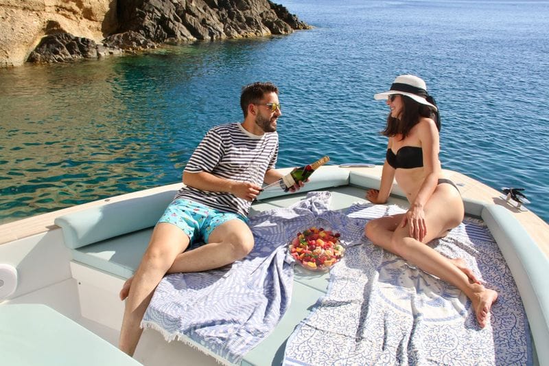 Billet Profitez d'une excursion de 8 heures en bateau à moteur pour explorer Adamantas.