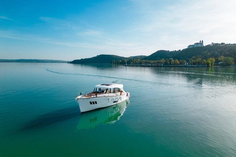 Billet Une journée à Balatonakarattya en bateau à moteur