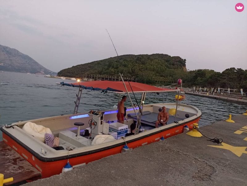 Billet Soirée karaoké en bateau au coucher du soleil et en soirée : une soirée inoubliable à Budva
