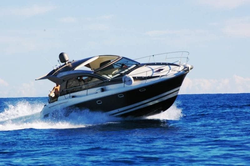Billet Votre journée à Sanremo : louez un bateau à moteur pour une journée complète de découverte.