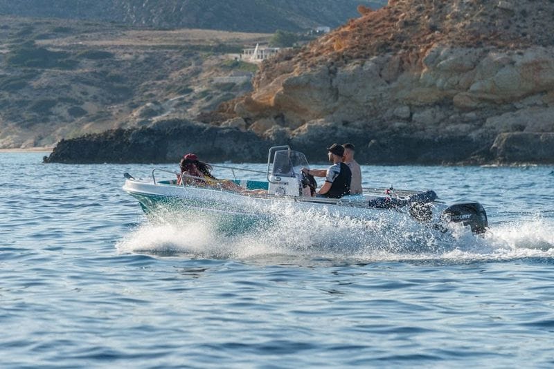 Billet Explorez Milos en une demi-journée : louez un bateau à moteur pour 4 heures.