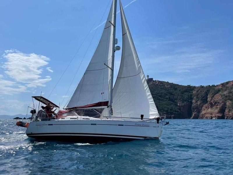 Billet Journée privée en voilier devant le grand massif de l'Esterel et ses criques magiques