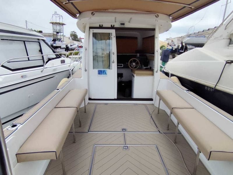 Billet Explorez Tarente en bateau : une journée complète sur l'eau à bord d'un bateau à moteur