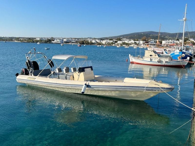 Billet Votre journée à Paros : louez un bateau à moteur pour une journée complète de découverte.