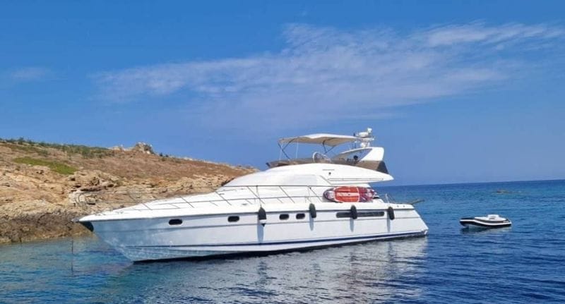 Billet Détente à Calvi :sur  un yacht à moteur y compris divers jouets scooter sous marin wake board paddle  snorkeling