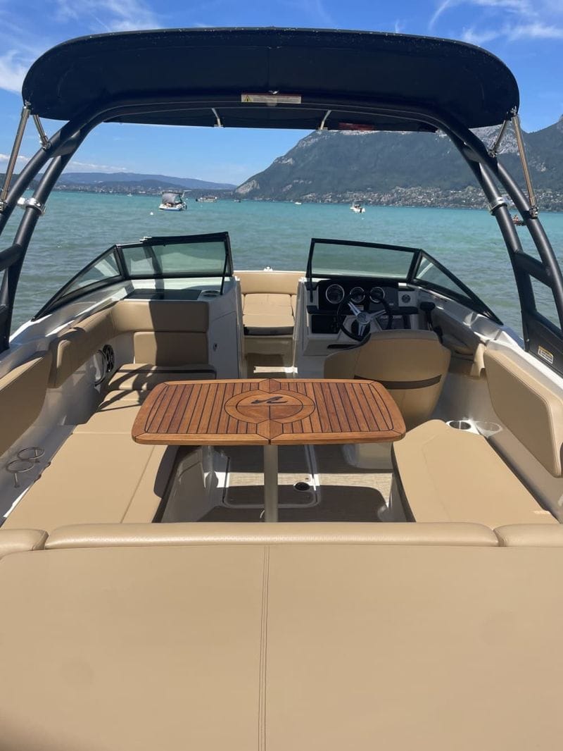 Billet Profitez de 3h30 de soleil sur un bateau à moteur à Sévrier (skipper inclus)