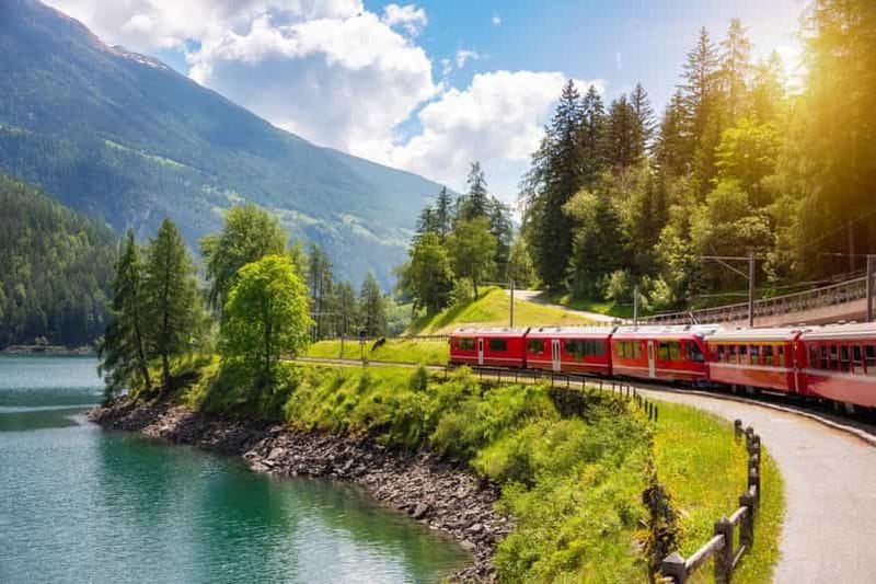 Billet Depuis Milan : excursion d'une journée à Saint-Moritz et dans les Alpes avec le train rouge Bernina