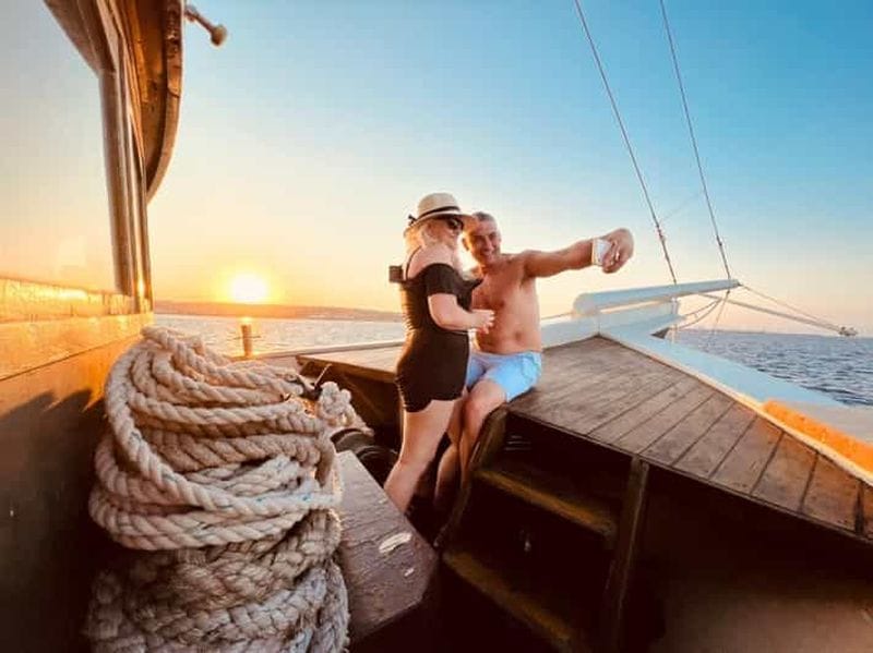 Billet Larnaca : croisière au coucher du soleil avec un verre de vin