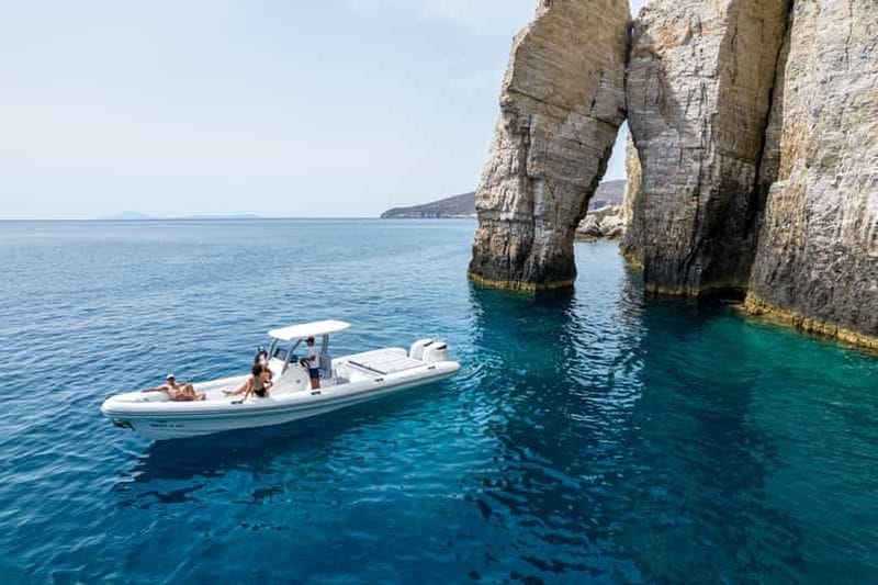 Billet Folegandros : sortie en bateau privé d'une journée entière : hors-bord de 10 mètres