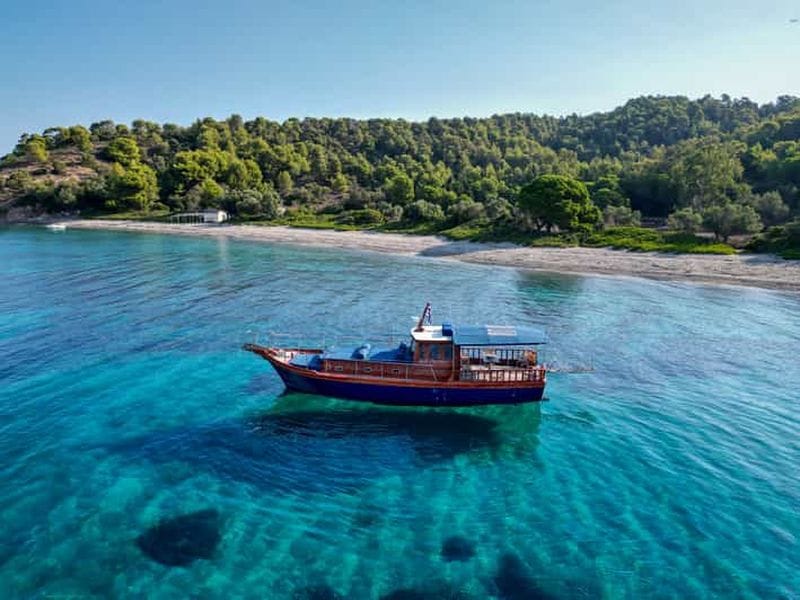 Billet Skiathos : Croisière en bateau traditionnel avec arrêts baignade et déjeuner