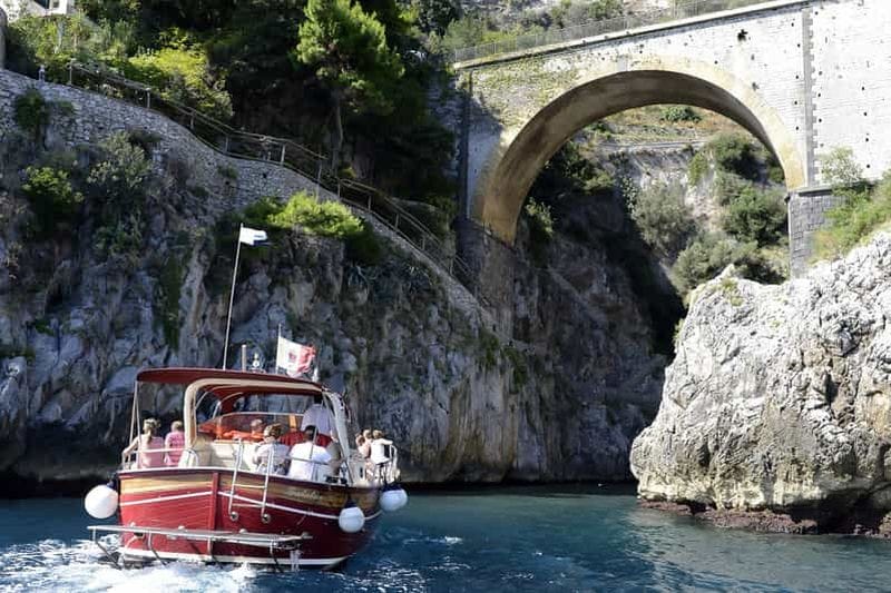 Billet Depuis Salerne : Excursion d'une journée sur la côte amalfitaine en bateau avec boissons