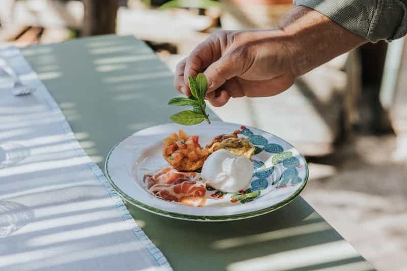 Billet Menu typique des Pouilles dans le jardin d'un ancien trullo