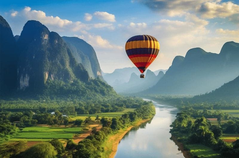 Billet Vang Vieng : vol en montgolfière avec prise en charge à l'hôtel en ville