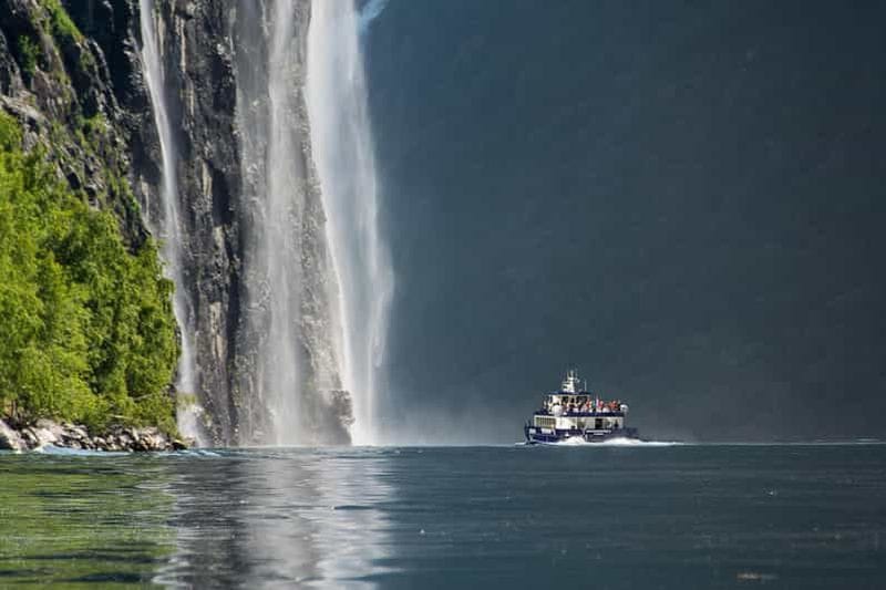 Billet Ålesund – Aller-retour sur le Geirangerfjord – Bateau électrique hybride