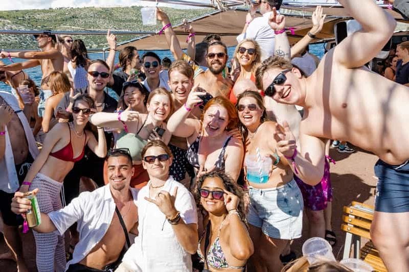 Billet Split : fête sur un bateau au Lagon bleu – DJ, shots, baignade et after !