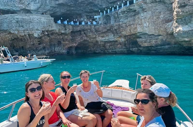 Billet Polignano a Mare : Croisière en hors-bord vers les grottes avec apéritif