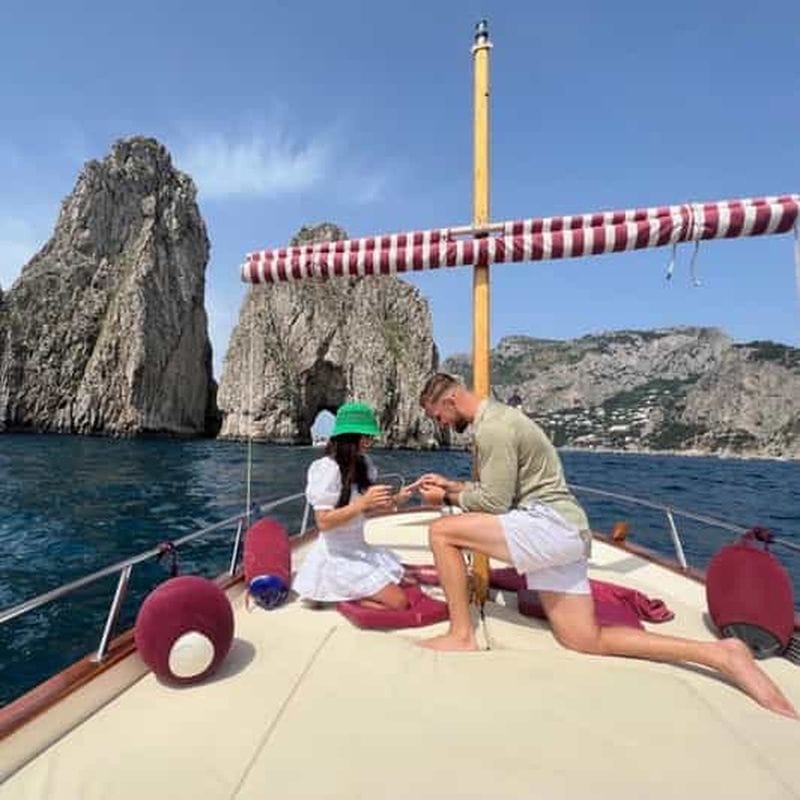 Billet Capri : Tour de l'île en bateau privé pour les couples