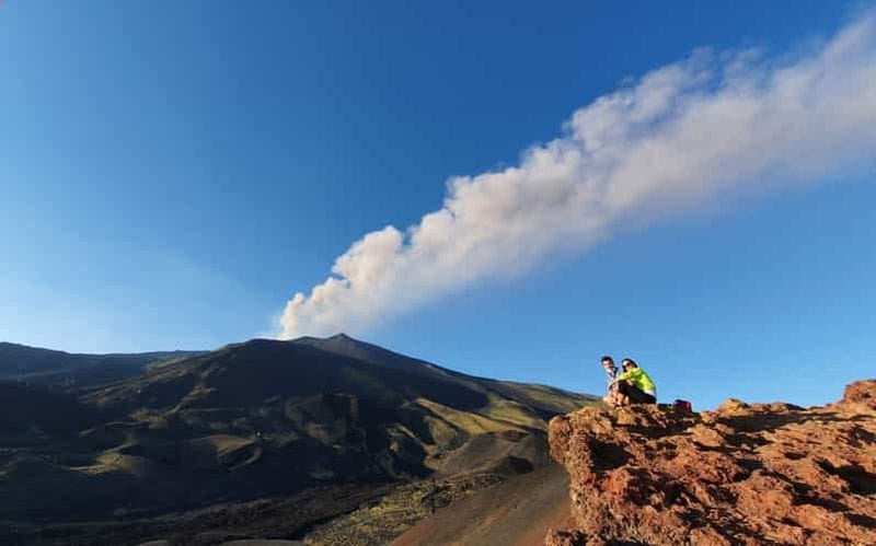 Billet Au départ de Taormine : Tour de l'Etna avec randonnée, visite de grottes et dégustations