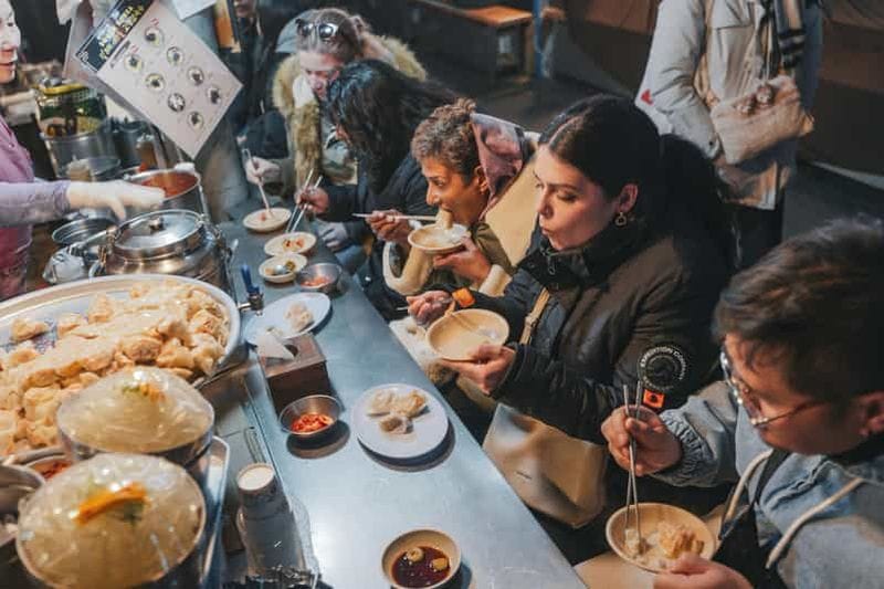 Billet Séoul : visite culinaire nocturne du palais et du marché avec véhicule