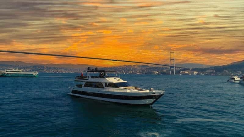 Billet Bosphore : croisière au coucher du soleil sur un yacht avec guide