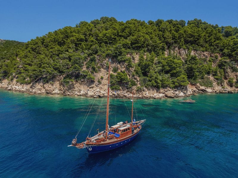 Billet Skiathos : Excursion d'une demi-journée ou d'une journée en bateau à voile en bois avec repas