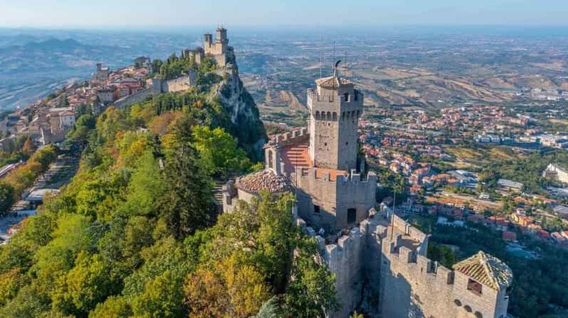 Billet Saint-Marin en petit groupe : visite guidée avec Pass 7 Musées et Tours