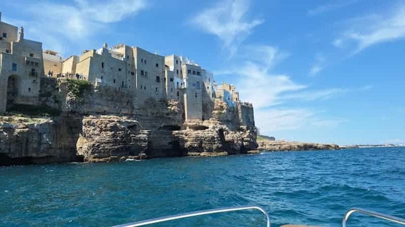 Billet Côte et grottes de Polignano : excursion en bateau, boissons, baignade, musique et divertissement.