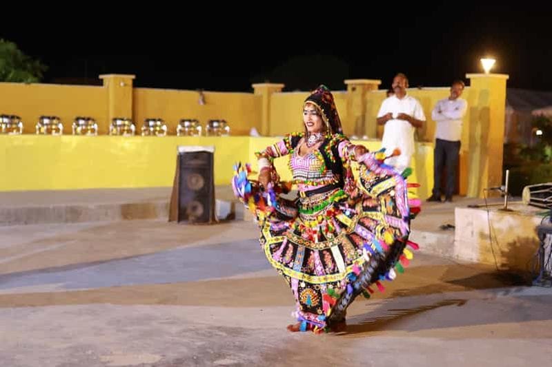 Billet Jaisalmer : Safari en jeep, balade à dos de chameau, dîner et danse folklorique.