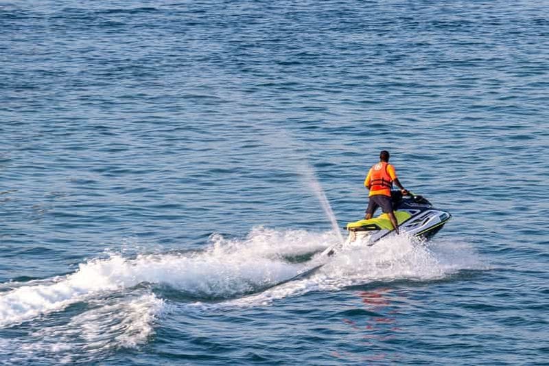 Billet Santorin : Location de jet ski sur la plage de Perivolos