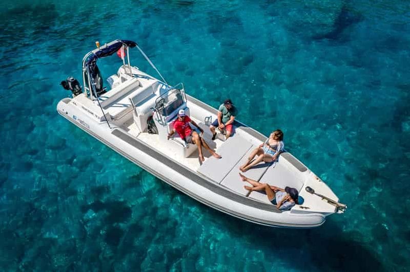 Billet Folegandros : sortie privée d'une journée en bateau : hors-bord de 8 mètres
