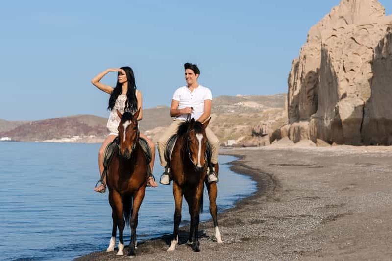 Billet Santorin : balade à cheval premium – des sentiers volcaniques à Eros Beach