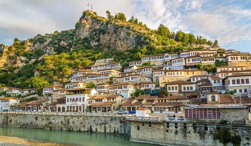 Billet Depuis Tirana/Durrës : Berat, site classé au patrimoine de l'UNESCO, et lac Belsh