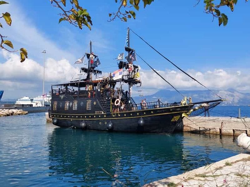 Billet Corfou : croisière pirate le long de la côte avec vue sur la ville