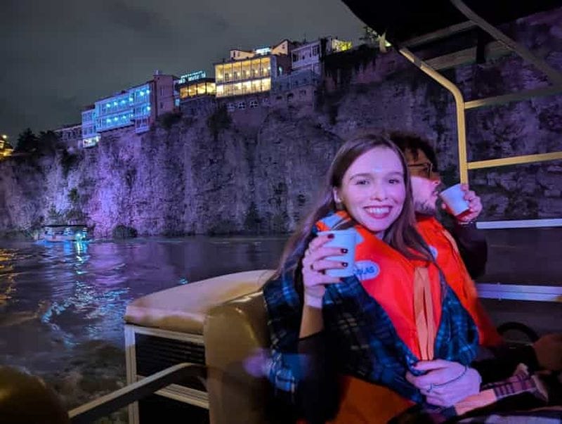 Billet Tbilissi : visite à pied en soirée avec option vin et tour en bateau