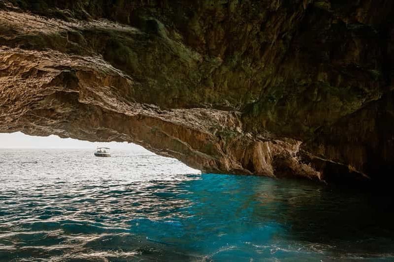 Billet Tivat : excursion en hors-bord à la découverte de la grotte bleue et de l'ancien tunnel sous-marin
