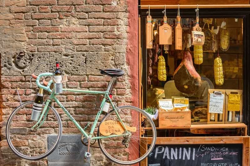 Billet Lucques : visite guidée à pied avec dégustation de produits alimentaires