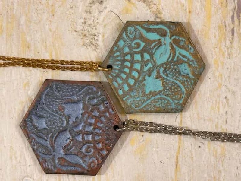 Billet atelier de bijoux en argile polymère avec vins et tapas en face de la Casa Vicens