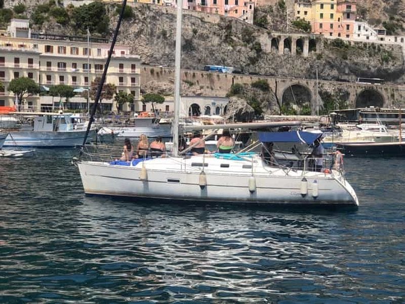 Billet Au départ de Salerne : Excursion d'une journée en bateau à voile sur la côte amalfitaine avec déjeuner