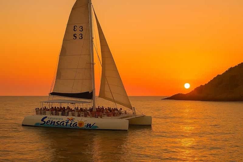 Billet Lloret de Mar : Croisière en catamaran au coucher du soleil avec DJ et boissons