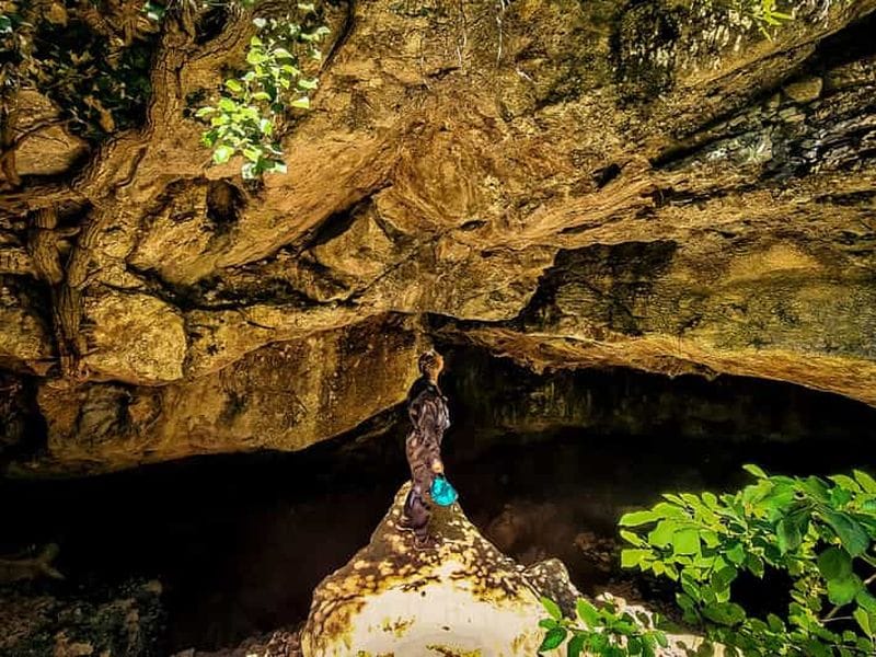 Billet La Ciotat : Demi-journée de spéléologie dans le parc national des Calanques