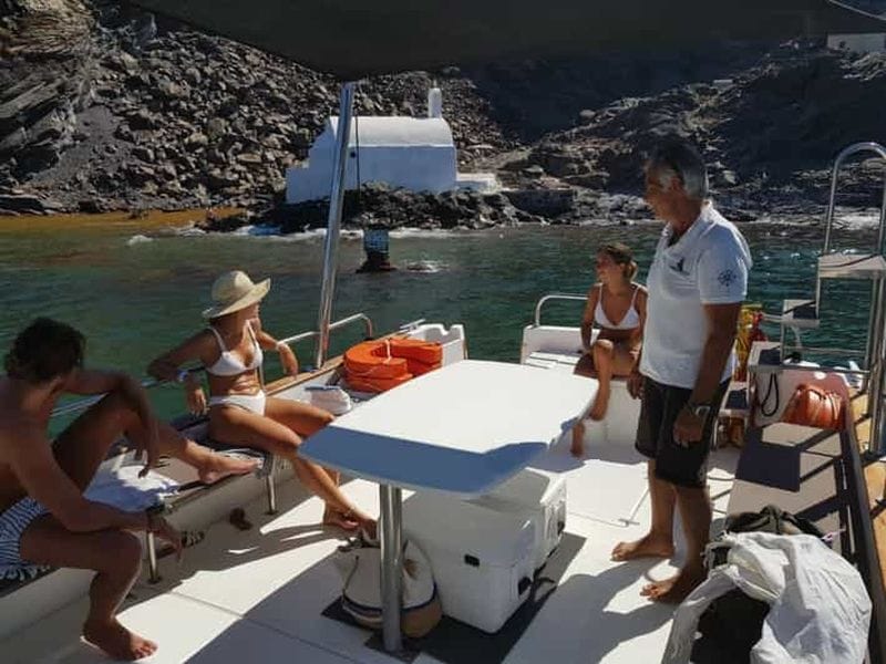 Billet Santorin : Croisière privée en bateau à moteur et randonnée sur le volcan