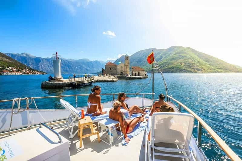 Billet Baie de Kotor : Croisière en catamaran d'une journée avec visite de la grotte bleue